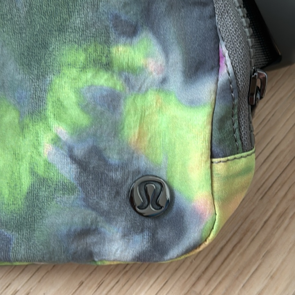 lululemon everywhere belt bag, hyper dye / tie dye - Picture 3 of 6